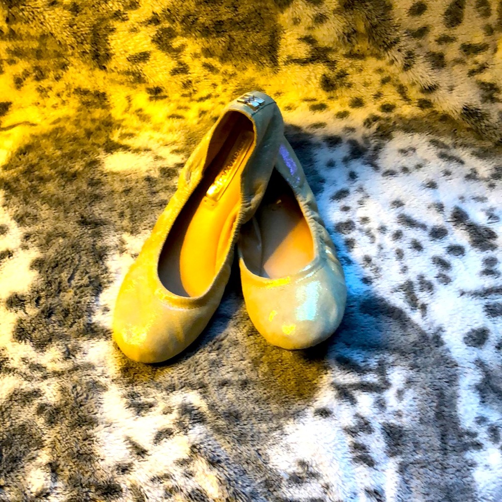 BCBGMAXAZRIA ballet style flats in Light gold